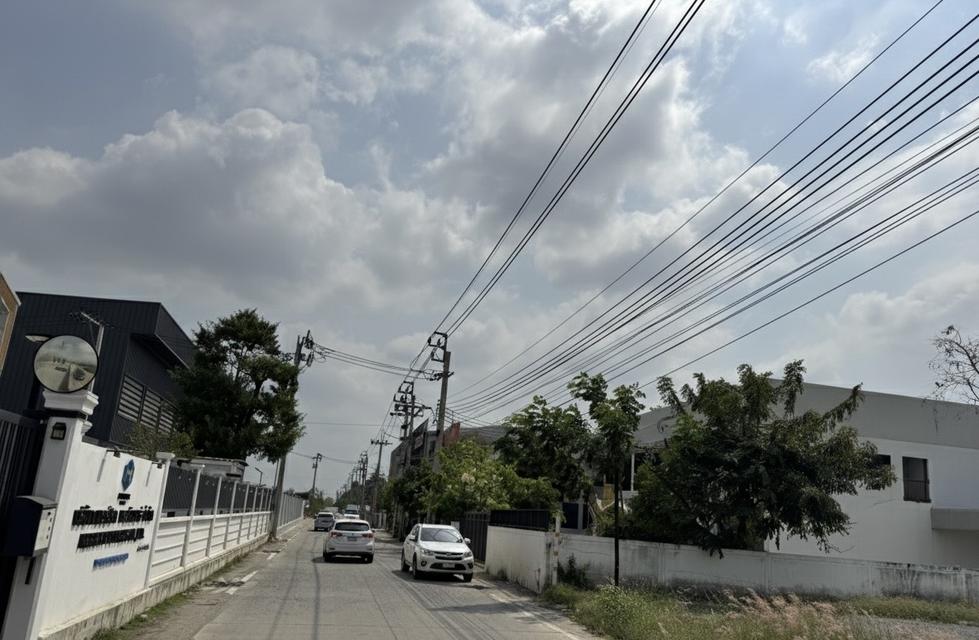 200 ตารางวา เดินทางสะดวก หน้ากว้างมาก ใกล้ตลาดสด โรงพยาบาล สนามบินสุวรรณภูมิ มหาวิทยาลัยพระจอมเกล้า รถไฟฟ้าและมอเตอร์เวย์ ถนนตัดใหม่กรุงเทพกรีฑา พระรา 4