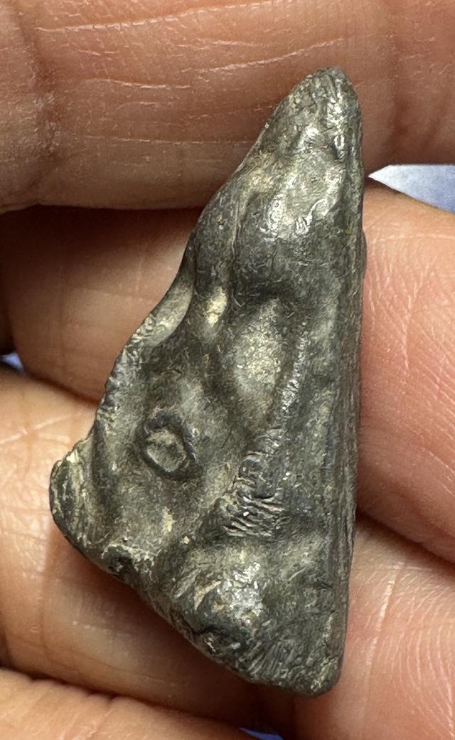 พระปิดตาเนื้อตะกั่ว หลวงพ่อดำ วัดกุฏิ(ล้อพิมพ์พระปิดตาหลวงพ่ออี๋วัดสัตหีบ) ช่วงปี 2432-2442 รูปที่ 4