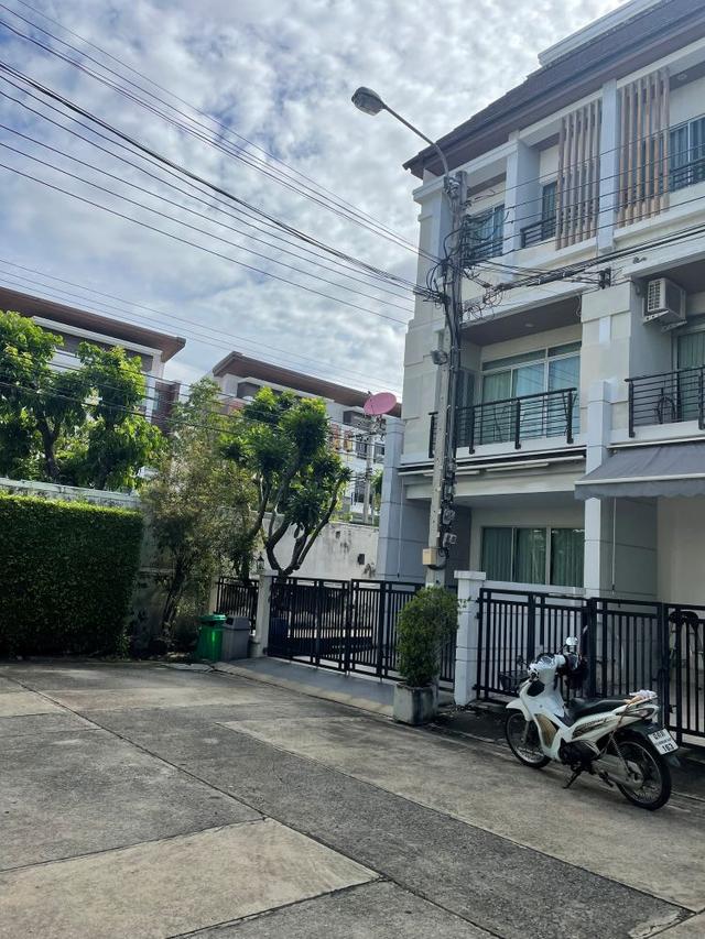 ขายทาวน์โฮม 3 ชั้น บ้านกลางเมือง เออร์บาเนี่ยน ศรีนครินทร์ หลังริม ทำเลดี เดินทางสะดวก ใกล้รถไฟฟ้าสถานีสวนหลวง ร.9    2