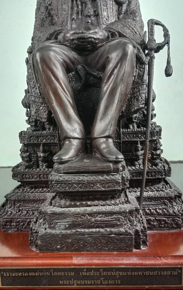 746.พระบรมรูปหล่อในหลวงรัชกาลที่ 9 พระบาทสมเด็จพระปรมินทรมหาภูมิพลอดุลยเดช ทรงประทับบนพระที่นั่งราชยานพุดตานทอง ส รูปย่อยที่ 3