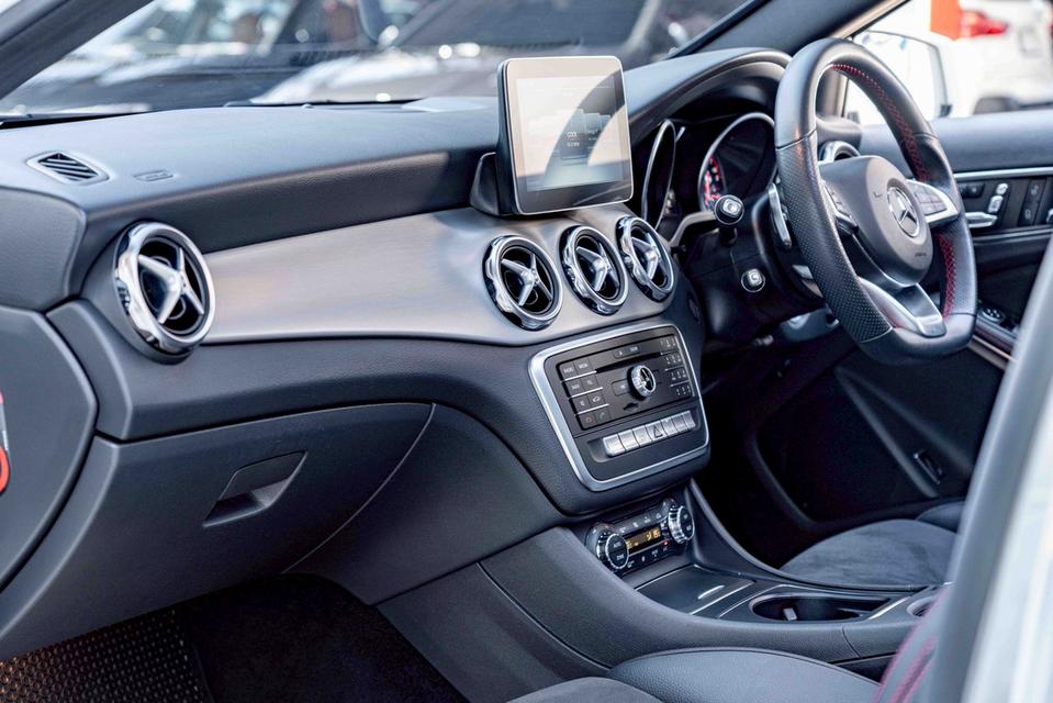 รหัสรถ NP7776 รุ่นรถ : BENZ GLA250 AMGปีรถ : 2019 13