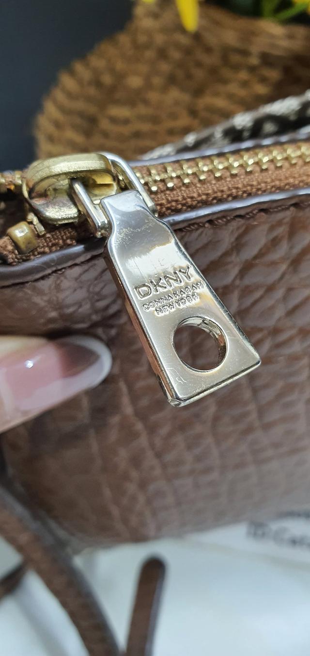 กระเป๋าสะพายข้าง DKNY รูปที่ 8