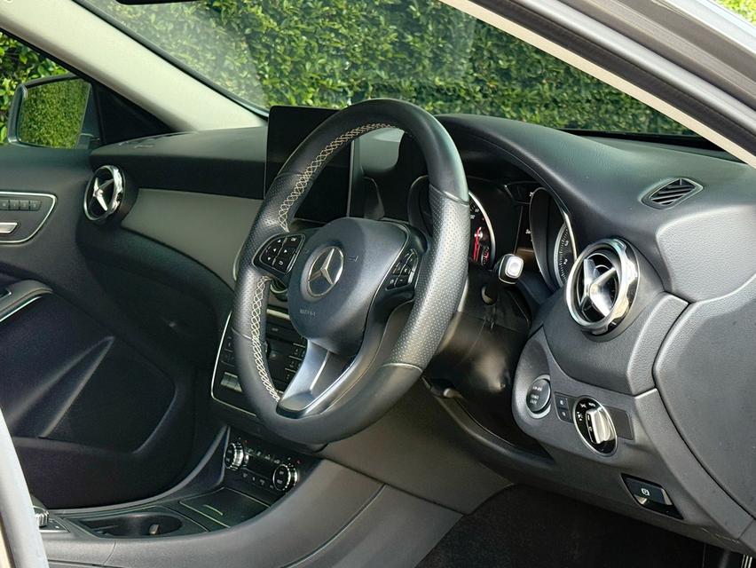 2019 BENZ GLA200 FACELIFT รถมือเดียวออกป้ายแดง รถวิ่งน้อย เข้าศูนย์ตามระยะ รถไม่เคยมีอุบัติเหตุครับ รูปที่ 10