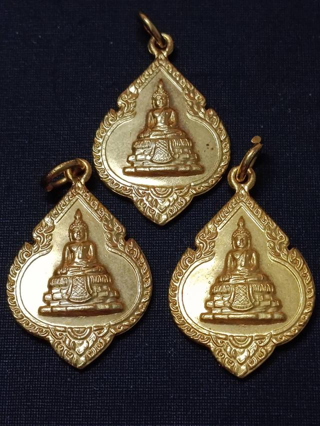 หลวงพ่อวัดไร่ขิง จ.นครปฐม ทรงพุ่มข้าวบิณฑ์ ปี 2538 เนื้อกะไหล่ทอง ชุด 3 เหรียญ รูปที่ 6