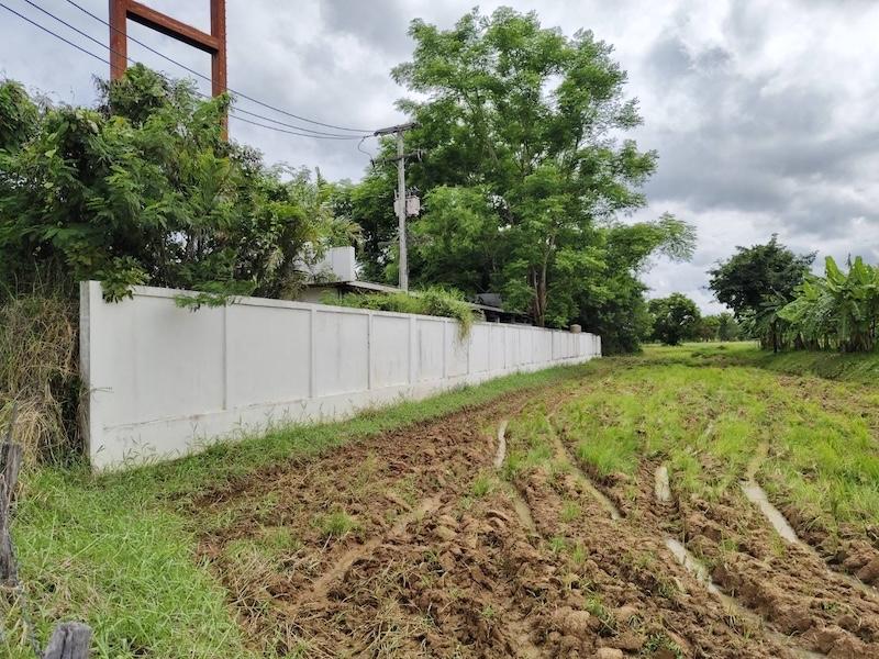 ขายที่ดินพร้อมสิ่งปลูกสร้าง 26ไร่ ใกล้แยกสีดา บัวลาย โคราช ขนาดที่ดิน 10ไร่ ปั้มเก่า+ 16ไร่ หน้ากว้าง 110เมตร ลึก 400เมตร ใช้ทำปั้มประมาณ 4ไร่ 6