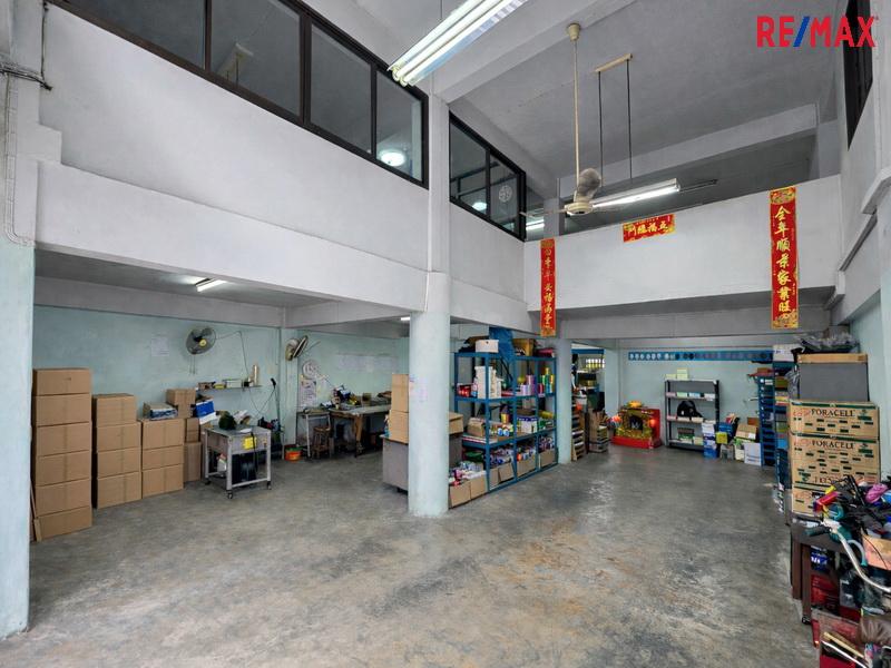 ขายอาคารพาณิชย์ 3.5 ชั้น 3 คูหา พระราม 2 ซอยสะแกงาม 35/3 พื้นที่ใหญ่ เหมาะทำธุรกิจ 2