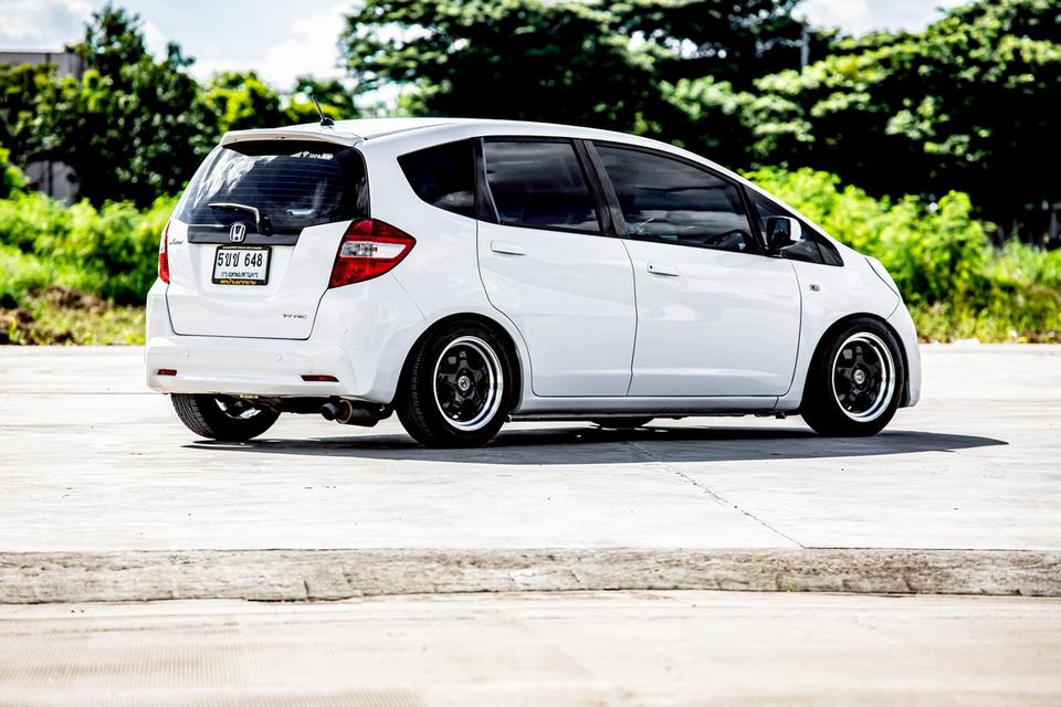 Honda Jazz 1.5 V ปี 2013 AT สีขาว สวยสภาพดี 5