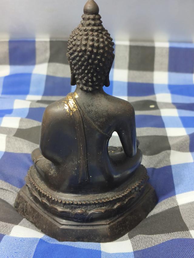 (ขนาดหน้าตัก 5.0 นิ้ว ความสูงรวมฐาน 8.8 นิ้ว พระพุทธรูปบูชาเก่า พิมพ์ปางมารวิชัย นั่งขัดเพชร ศิลปะแบบเชียงแสน สิงห์หนึ่ง ฐานบัวหงาย
