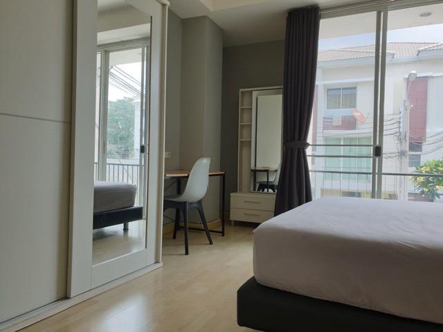 ให้เช่าทาวน์โฮม 3 ชั้น โครงการธนาพัฒน์ เฮ้าส์ สาทร นราธิวาส พระราม 3 เฟอร์นิเจอร์ครบ พร้อมเข้าอยู่ ใกล้ Central พระราม 3 ใกล้จุดขึ้นลงทางด่วน 5