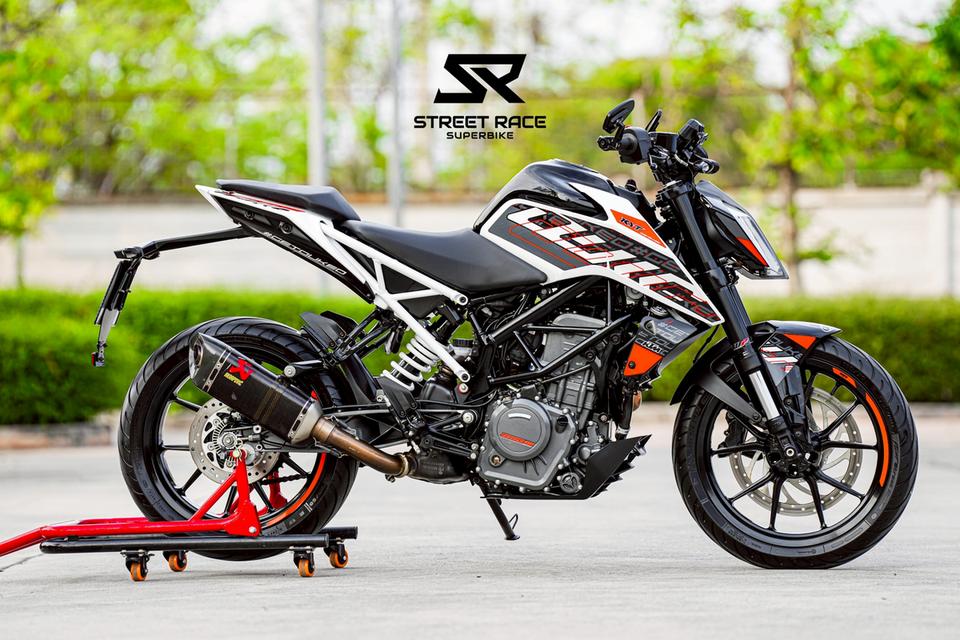 Duke390 2023** – Stunning, Sharp, and Loaded with a Genuine Akrapovic Exhaust!