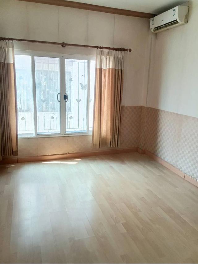 ขายด่วน ทาวน์เฮ้าส์ 2 ชั้น พร้อมอยู่ โครงการ: ม.รุ่งกิจ วิลล่า11 ร่มเกล้า ราคาพิเศษ 8