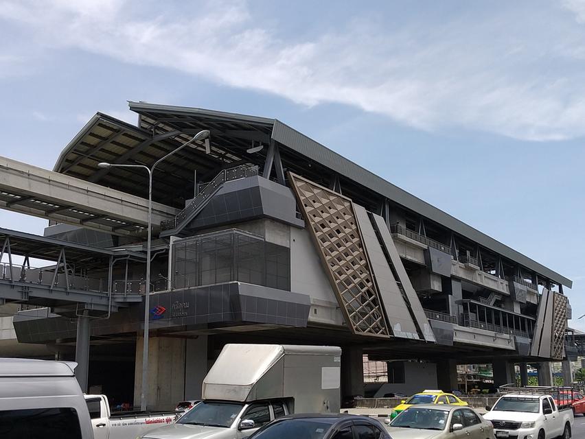 ขายด่วน! บ้าน 2 ชั้น ราคาดี ทำเลบางนา-ตราด ใกล้ เซ็นทรัลทางนา เดินทางสะดวกใกล้ BTS / MRT 4