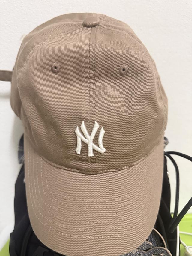 หมวก NY แบรนด์ MLB สีน้ำตาลปักขาว โลโก้เล็ก