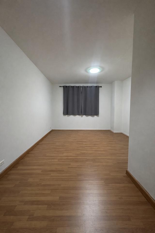 ขายอาคารพาณิชย์ 4 ชั้น ทำเลทอง รัชดา–ลาดพร้าว เหมาะสำหรับค้าขาย หรือทำออฟฟิศดีมาก อาคารอยู่ริมถนน พร้อมพื้นที่จอดรถเข้า-ออกสะดวก 2