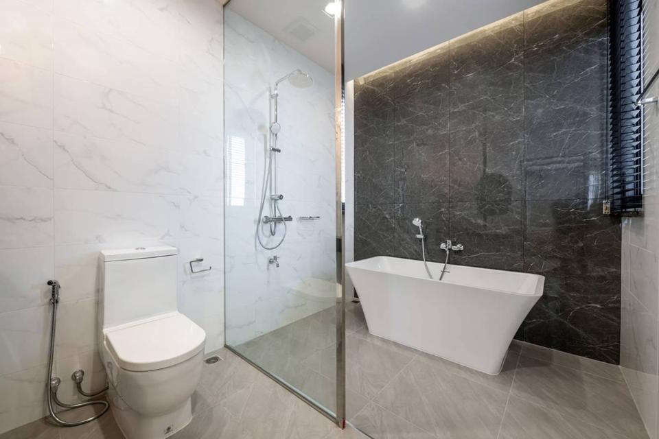 💰 ขายพร้อมผู้เช่า! 🏙️ โฮมออฟฟิศหรู 3.5 ชั้น Dimond Ville โชคชัย 4 (หลังมุม) 300 ตร.ม. Double Volume ✨ ราคา 16.8 ล้าน ฟรีโอน! 8