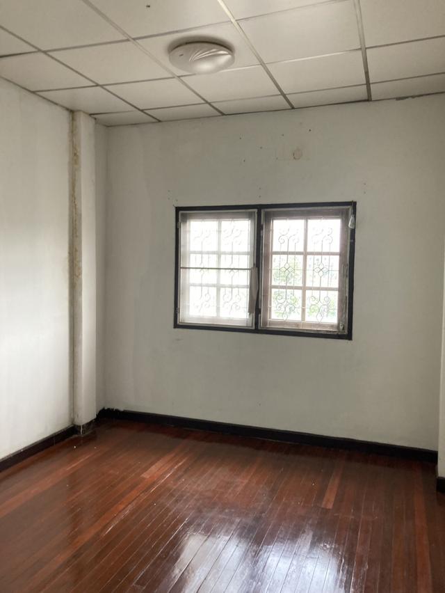 ขายด่วนบ้านเดี่ยว 2 ชั้น รามอินทรา 34แยก 13(บ้านมุม)  4 นอน 2 น้ำ ใกล้ถนนใหญ่-ทางด่วน- BTS สีชมพูและสีเทา(อนาคต)  ราคา ลดสุด 2.6ล้บ. (จาก 3.2 ลบ.๗ 8