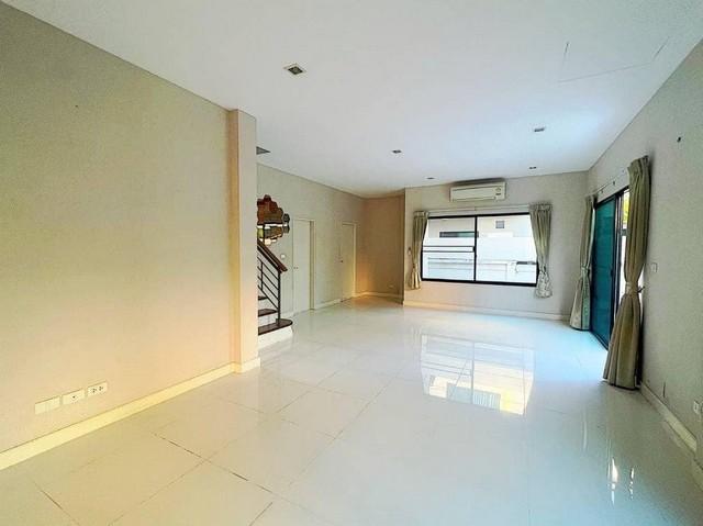 ขายบ้านเดี่ยว 2 ชั้น 53 ตรว. โครงการ เดอะ เซนโทร รามอินทรา 109 ซอยพระยาสุเรนท์ 21 , ใกล้ทางด่วน (รามอินทรา-อาจณรงค์), รถ 4