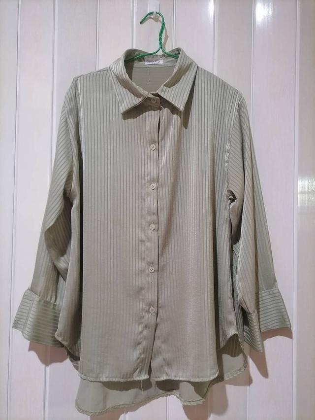 เสื้อเชิ้ตสีเขียวพาสเทล ลายริ้ว