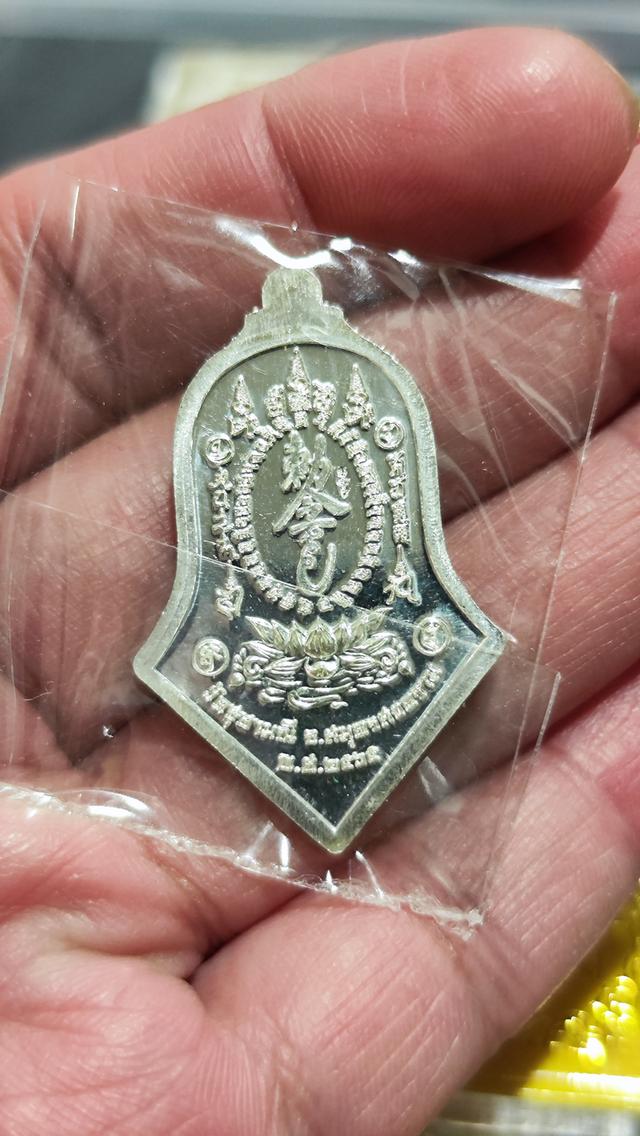 เหรียญกันชงจำปี (甘冲占避) พิมพ์ใหญ่ ปี 2565 เนื้อเงินลงยาสีแดง วัดจุฬามณี