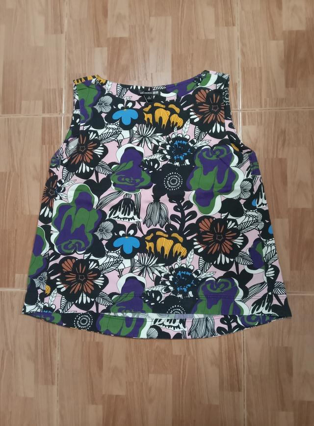 marimekko x UNIQLO เสื้อแขนกุดทรงครอป ลายดอกสีสดใส ไม่ซีดเก่า ผ้าคอตต้อน สภาพดีมาก ไม่มีตำหนิ