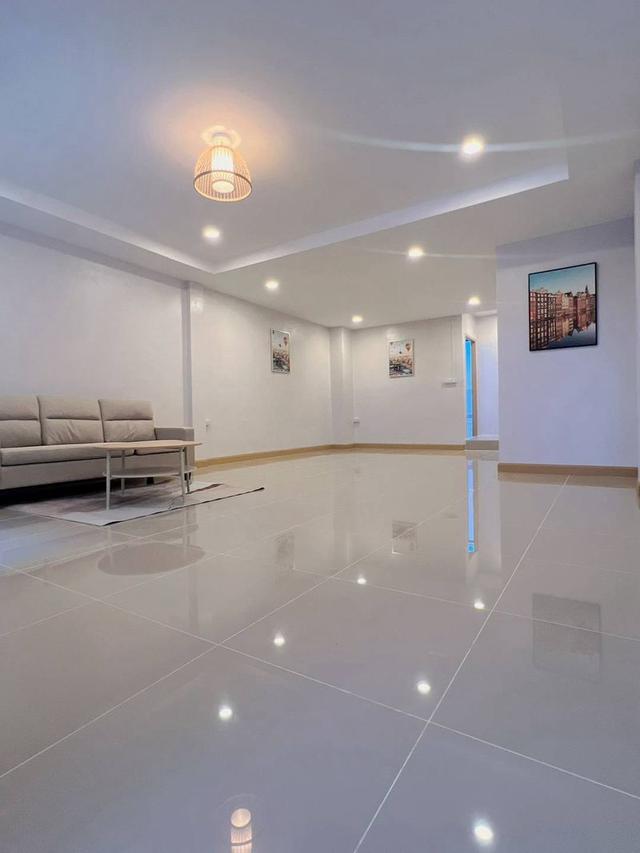 หมู่บ้านรสสุคนธ์  ซอยวัดลาดปลาดุก บางบัวทอง ทาวน์เฮ้าส์ 2 ชั้น  ถนนเมนกว้างหลังบ้านไม่ชนใคร ตกแต่งใหม่พร้อมเฟอร์นิเจอร์  ติดถนนลาดปลาดุกเพียง30เมตร 3