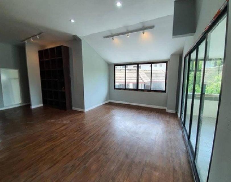 ให้เช่าอาคาร / Home Office 4.5 ชั้น ย่านทาวน์อินทาวน์ ถนนศรีวรา / หลังใหญ่ 122 ตารางวา / แอร์ 7 เครื่อง / จอดรถ 7 คัน 4