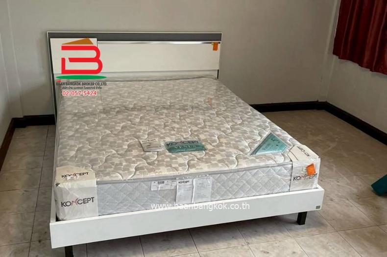 ทาวน์เฮ้าส์ หมู่บ้านอัมรินทร์วิลล่า (ใกล้อิมแพคเมืองธานี) ซอยแจ้งวัฒนะปากเกร็ด 41 เนื้อที่ 20 ตรว. ตำบลปากเกร็ด (สีกัน) อำเภอปากเกร็ด (ตลาดขวัญ) 4