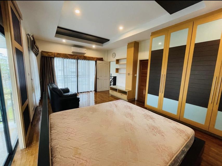 ให้เช่าบ้านเดี่ยว3ชั้นหลังใหญ่ซ.รัชดา32  มี4 ห้องนอน สวนกว้าง 13