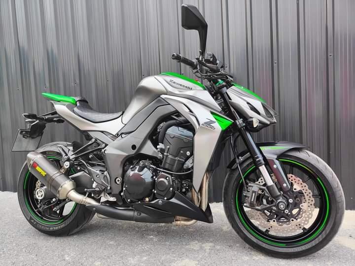 Kawasaki Z1000 สีเทาและเขียวว