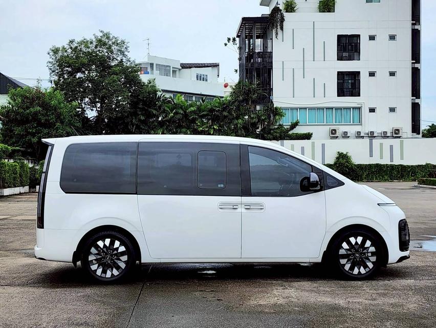 รหัสรถ PEAT911 🚐🚙HYUNDAI STARIA PREMIUM (SUNROOF) สีขาว ภายในดำ ปี 23