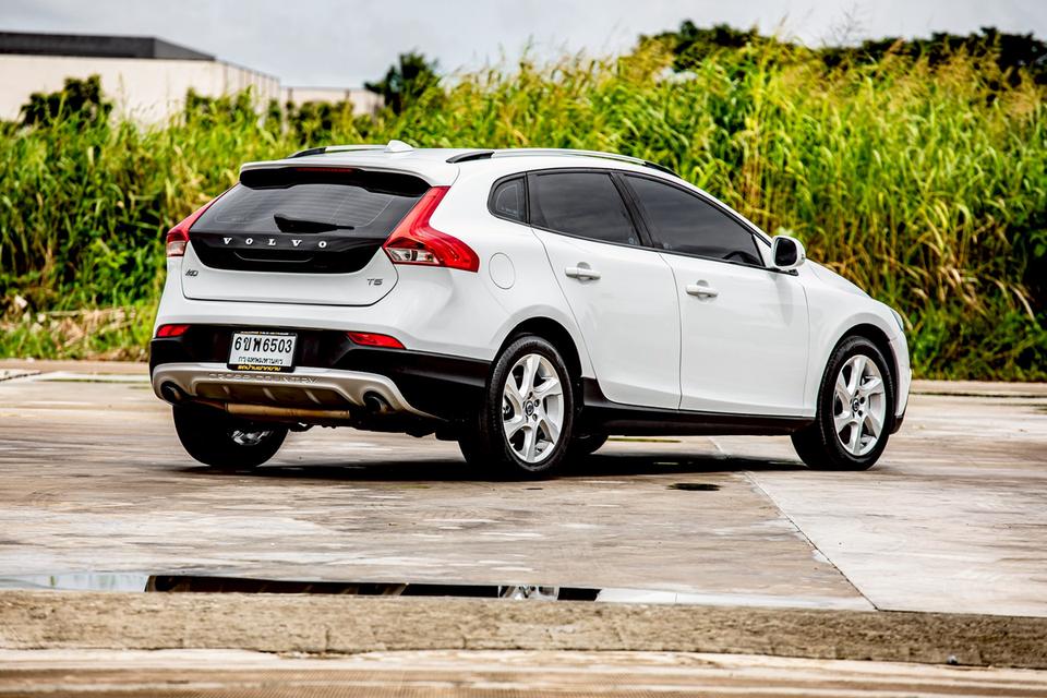 Volvo V40 T5 S 2.0 AT ปี 2014 สีขาว สภาพดีมากๆ