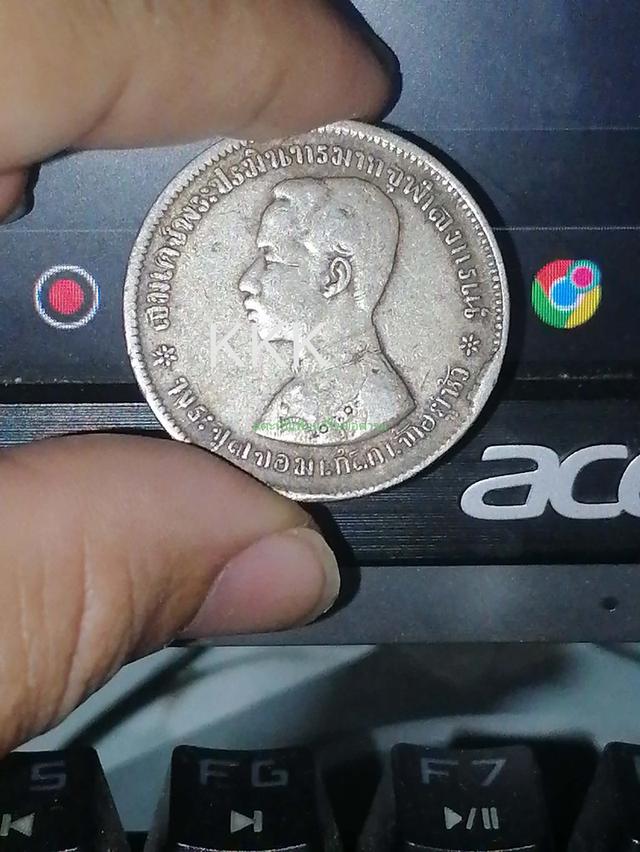 เหรียญ 1 บาท รัชกาลที่ 5 ตราแผ่นดิน ไม่มี ร.ศ. มีรอยปั๊มเหลื่อมจากการผลิต เนื้อเงินแท้ เหรียญแท้ สภาพสึกใช้งานจริง  ผิวเดิม ไม่ล้าง ไม่แต่ง