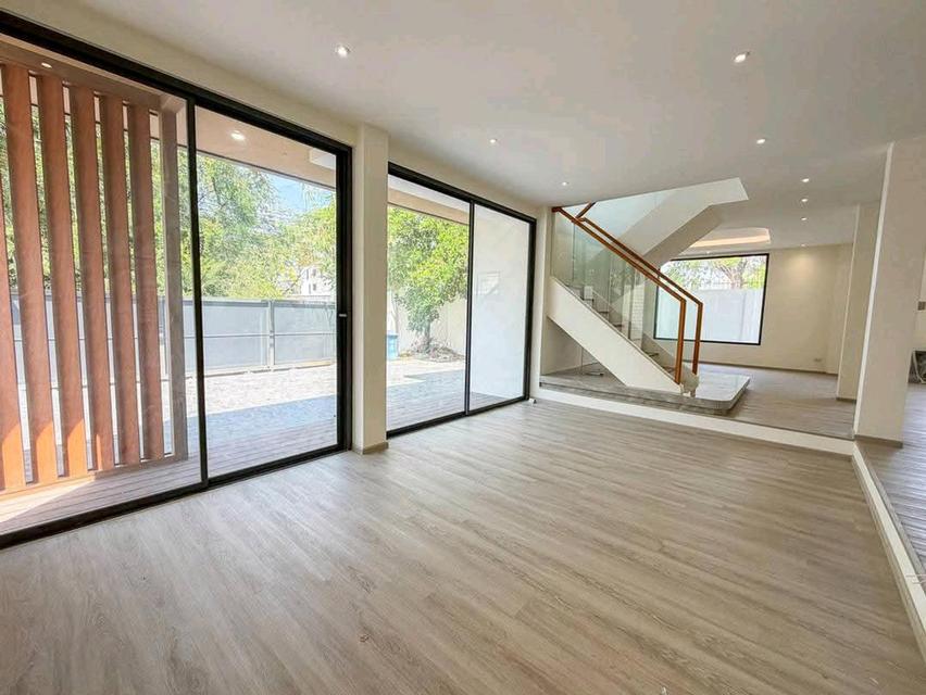 ขายบ้านเดี่ยว 2 ชั้น หลังมุม สไตล์ Modern Luxury สุขุมวิท 71 | 4 ห้องนอน พร้อมห้องนอนชั้นล่าง | สงบเป็นส่วนตัว | เดินทางสะดวก 8