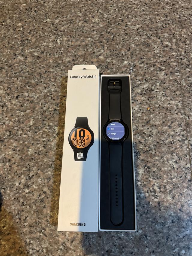 ขายSamsungWatch4สีดำLTE44MMยกกล่องไร้รอยตกใช้งานดีทุกๆฟังชั่นถูกๆ