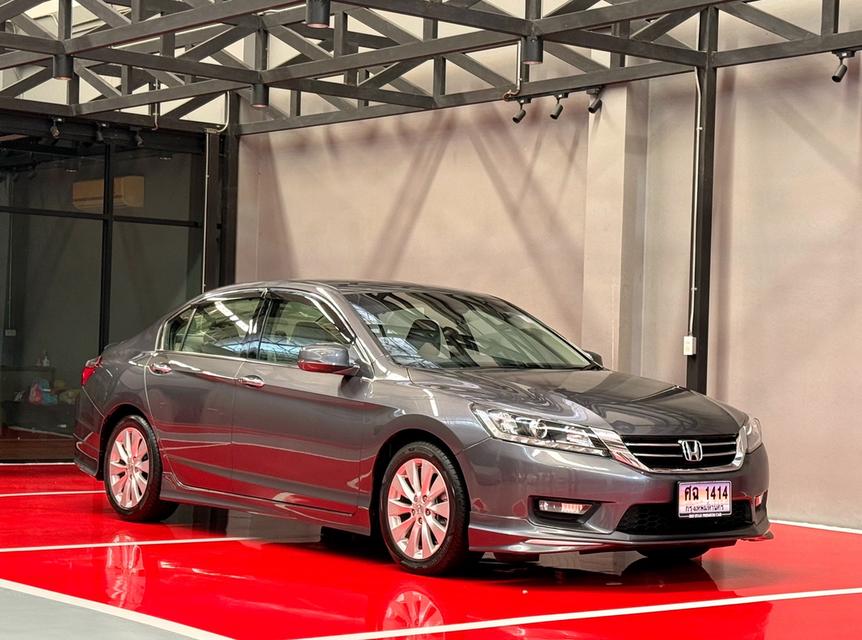 2016 HONDA ACCORD 2.0 EL รถมือเดียวออกป้ายแดง รถวิ่งน้อย รถเข้าศูนย์ตลอด รถไม่เคยมีอุบัติเหตุครับ