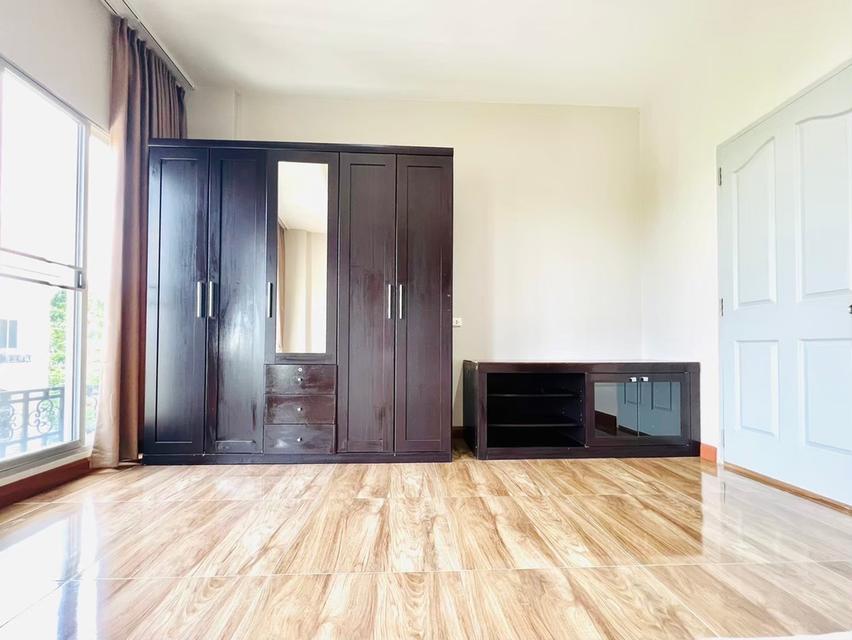 U1391 ให้เช่าบ้านทาวน์โฮม หมู่บ้านกลางเมือง โมนาโค ศรีนครินทร์ 24  บ้านพร้อมเฟอร์บางส่วน ทำเลดีเดินทางสะดวกเข้าออกได้หลายทาง ใกล้รถไฟฟ้า ใกล้ห้างทางด่ 11