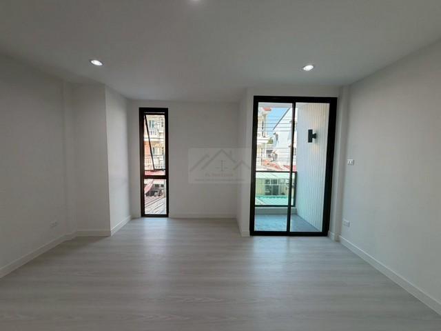 ขาย ทาวน์โฮม 3 ชั้น 4 ห้องนอน เล่นระดับ นาคนิวาส 37 โชคชัย 4 ใกล้เลียบด่วน 15