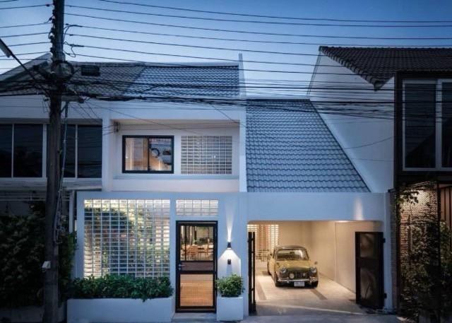 ขายทาวน์เฮ้าส์ 2 ชั้น สไตล์ classic เนื้อที่ 33 ตร.วา ถนนสุขุมวิท71 ซอยปรีดีพนมยงค์42 ย่านปรีดี เอกมัย ทองหล่อ ตกแต่งพร้อมอยู่  