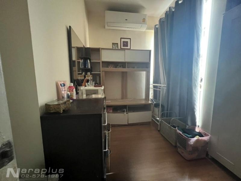 68040500 : ขายทาวน์เฮ้าส์ 2 ชั้น ห้องมุม หน้ากว้าง 5.5 เมตร บนที่ดินขนาด 16.7 ตรว. หลังบ้านไม่ติดใคร(เป็นสวน) หมู่บ้านโกลเด้น ทาวน์ วิภาวดี-แจ้งวัฒนะ 13