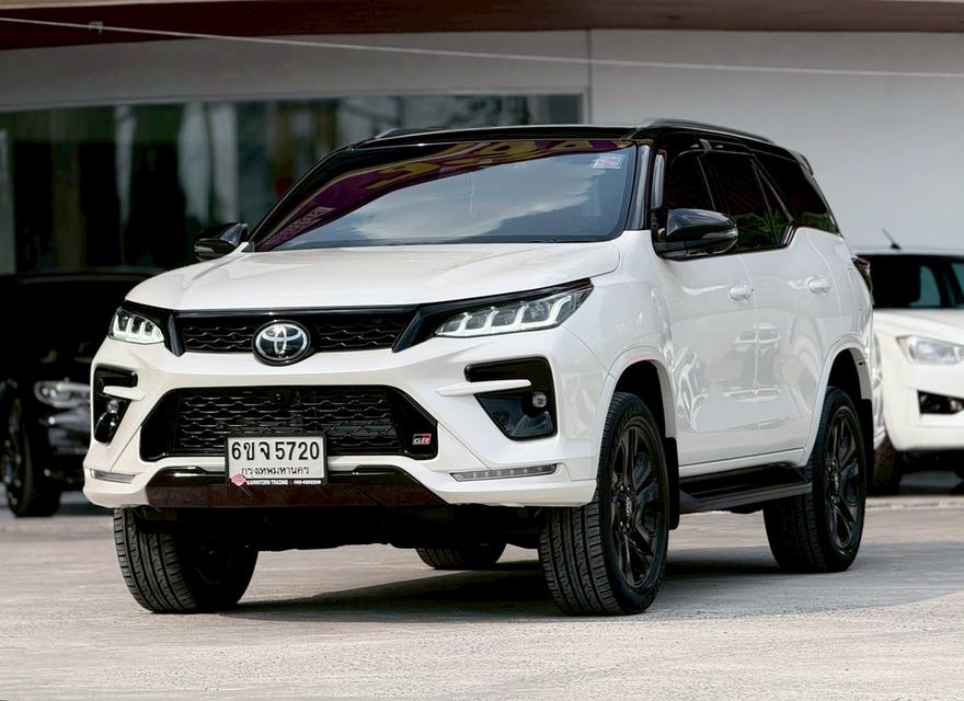 TOYOTA FORTUNER 2.8 GR SPORT 4WD BLACKTOP ปี 2022 โฉม ปี15-ปัจจุบัน สีขาวหลังคาดำ