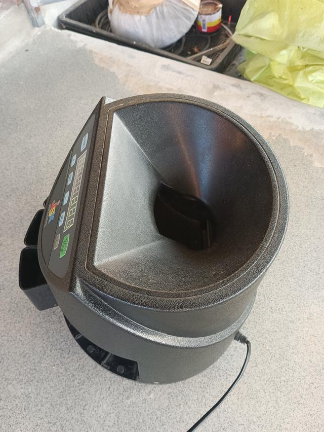 เครื่องนับและคัดแยกเหรียญ JSK แสดงผลแบบดิจิทัลที่มีความแม่นยำสูง สามารถนับและคัดแยกเหรียญไทยขนาด 0.25, 0.50, 1, 2, 5 และ 10 บาทได้ รูปที่ 5