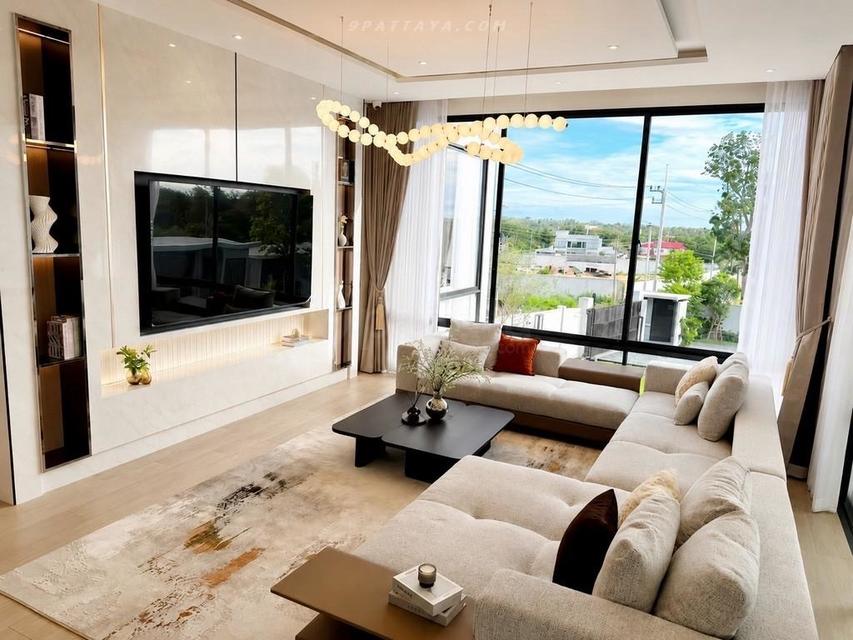 For Sale — Ultra Luxury Pool Villa near Mabprachan Lake, Pattaya• Land size: 408 sq.wah• Usable area: over 1,200 sq.m.• 5 luxury bedrooms• 10 bathroom รูปที่ 9