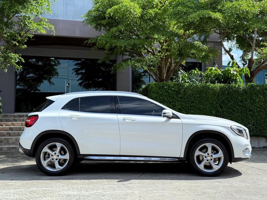 2019 BENZ GLA 200 FACELIFT รถออกศูนย์ BENZ THAILAND รถวิ่งน้อยเพียง 7X,XXX กม รถไม่มีอุบัติเหตุครับ 2