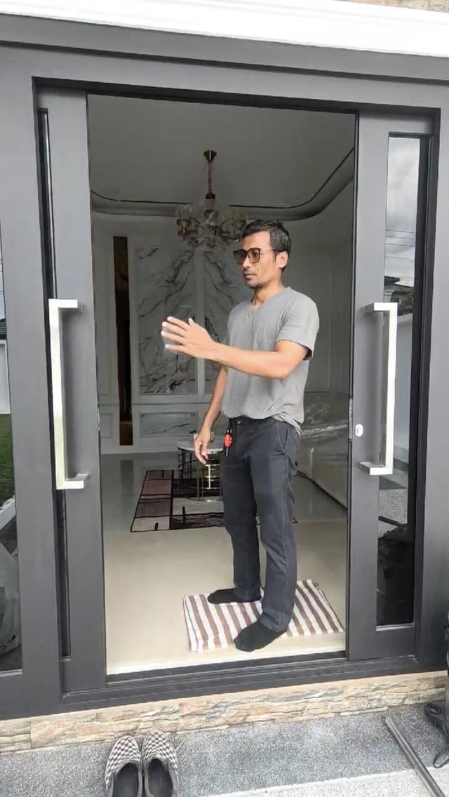 บ้านเดี่ยว สไตล์โมเดิร์นร่วมสมัย สร้างใหม่ตกแต่งพร้อมเข้าอยู่ ใจกลางเมือง ย่านทำเลทอง เดินทางสะดวก ถนนเชื่อมต่อหลายสาย ไหล่ทางด่วน และห้าง 12