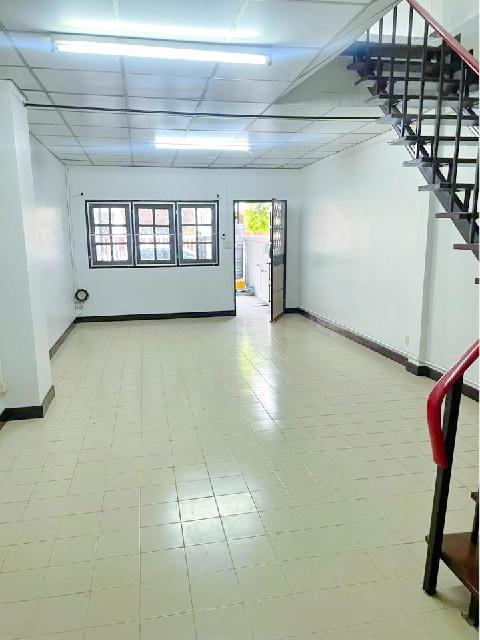 ทาวน์เฮาส์ 2 ชั้น รีโนเวทใหม่ 3 นอน 2 น้ำ ไม่มีเฟอร์ 20 ตร.วา.160 ตร.ม.ม.ราชภัฏจันทรเกษม 3.8 กม. 6