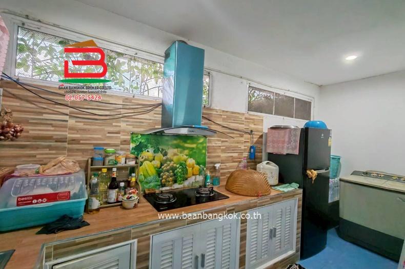 ทาวน์เฮาส์ หมู่บ้าน อยู่เจริญ 5 (รังสิต-นครนายก 74) ติดถนนไสวประชาราษฎร์ เนื้อที่ 21.6 ตารางวา ใกล้ตลาดกลางลาดสวาย ตำบลลาดสวาย อำเภอลำลูกกา จังหวัดปทุ 12