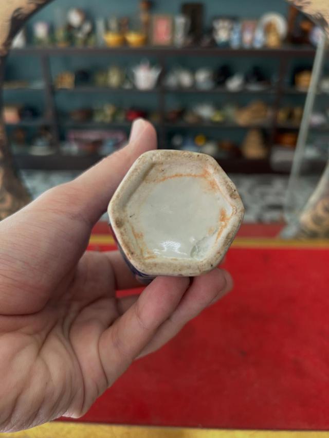 แจกันทรง 6 เหลี่ยม เขียนลายคราม 2