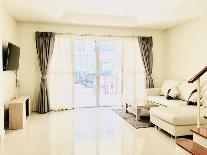 U1390 ให้เช่าบ้านทาวน์โฮม 3 ชั้น หมู่บ้านกลางเมือง ศรีนครินทร์ เออร์บาเนียน ศรีนครินทร์46/1 บ้านเฟอร์ครบ ทำเลดีเดินทางสะดวกเข้าออกได้หลายทาง ใกล้รถไฟา 2