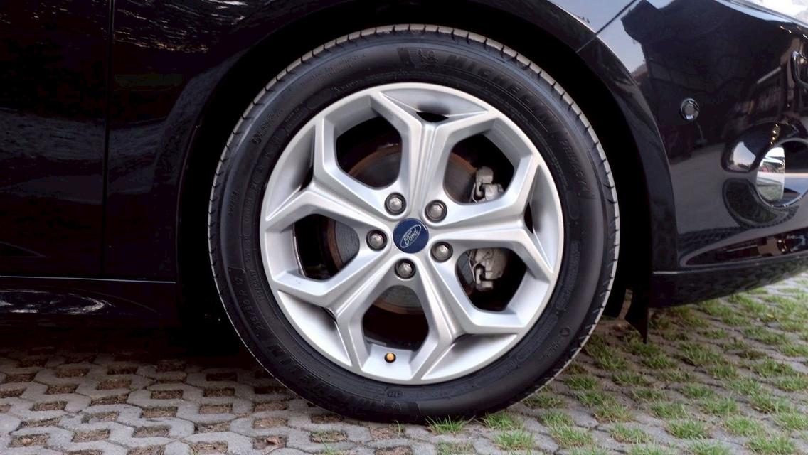 รหัสรถ KN1821 FORD FOCUS 5ประตู 2.0 TOP ปี2012 มีซันรูฟ 7