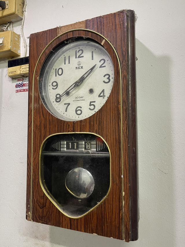 นาฬิกาไขลานโบราณ นาฬิกาแขวนผนังโบราณ ทรงสี่เหลี่ยม ตรามงกุฎ 2